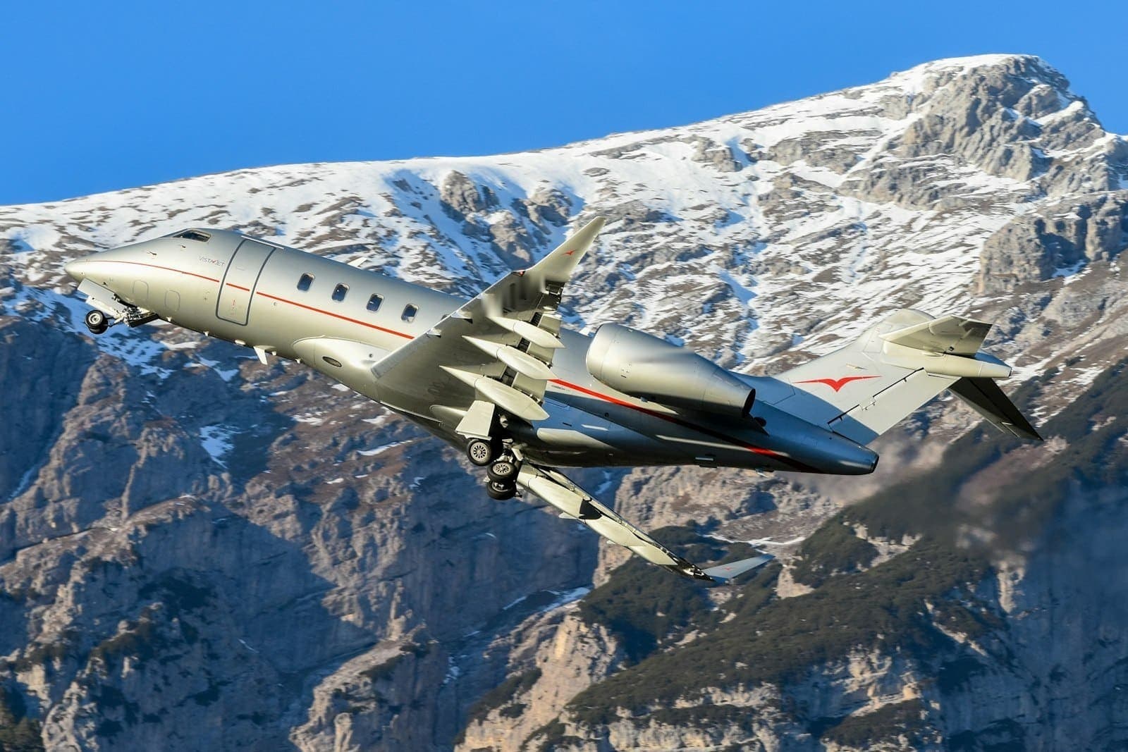 A Challenger 350 super-midsize jet departing